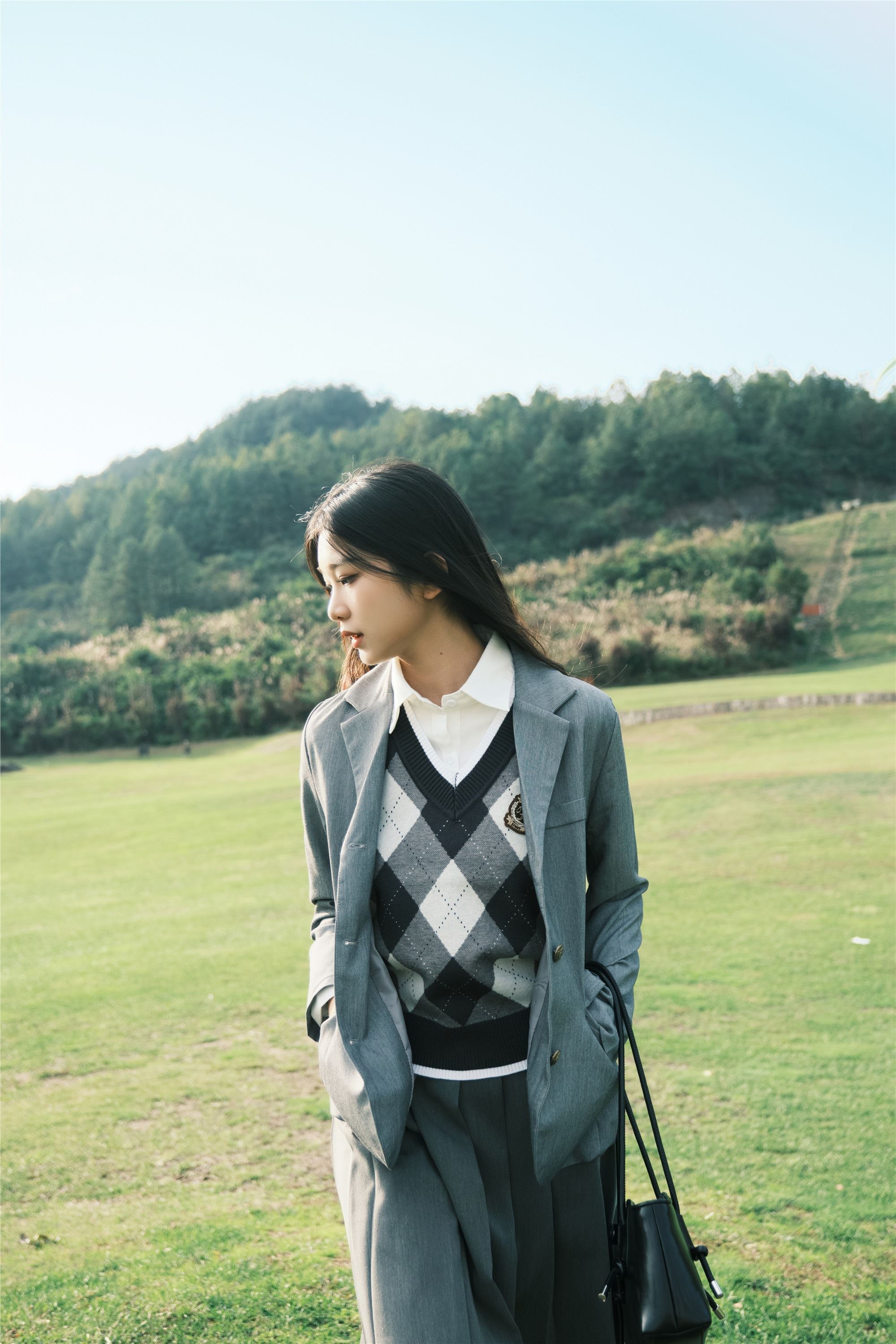 YITUYU艺图语 2025.01.06 草坪学院 一只狸猫